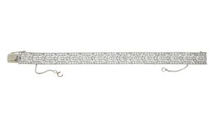 Bracelet Art Déco platine ajouré d'un décor géométrique bordé millegrain et or gris 750, serti de di