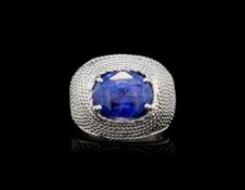 Sterlé, bague or gris 750 formée d'une multitude de fils torsadés et sertie d'un saphir taille ovale