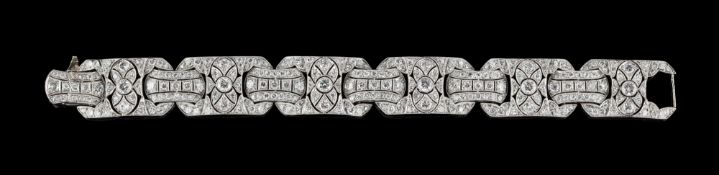 Bracelet Art Déco platine composé d'une succession d'éléments finements ajourés de filets à bordure