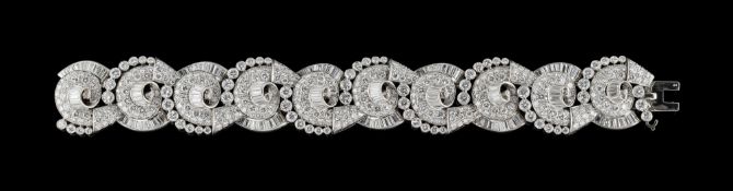 Bracelet platine et or gris 750 formé d'une succession d'éléments entièrement pavés de diamants tail