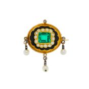 Broche XIXe s., or, argent et émail noir sertie de verre vert entouré de demi perles et laissant pen