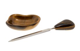 Lot composé d'un ouvre-lettre et d'une petite coupe en oeil-de-tigre, lame en acier, long. 19 et 9.7