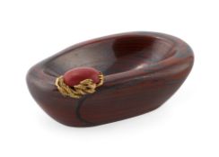 Gilbert Albert, coupe en jaspe avec un ornement en or 750 stylisant un motif végétal enserrant un ca
