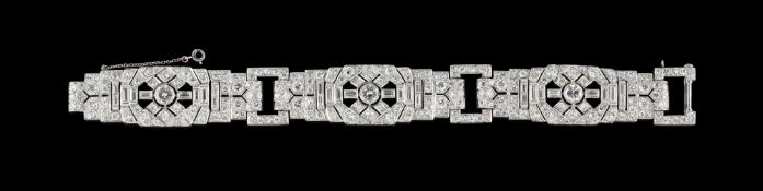 Bracelet Art Déco platine ajouré formé de trois éléments articulés entièrement pavés de diamants tai