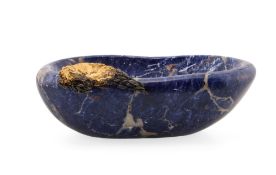 Gilbert Albert, coupe en sodalite avec ornement stylisant une roche en or 750 enserrée dans une végé