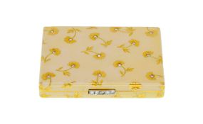 Faraone, poudrier en or 750 guilloché et émail opalescent à motif floral gravé serti de diamants tai