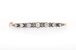 Bracelet rigide XIXe s., or rose 750 et argent serti de diamants taille ancienne et rose, circ. 16.5