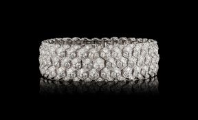 Cartier, bracelet Art Déco platine à décor de cubes sertis de diamants taille brillant, signé, long.