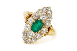 Bague marquise XIXe s., or 750 sertie d'une émeraude ovale entourée de diamants taille ancienne, doi