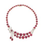 Collier années 1940-50 platine et or 585 serti d'un rang de cabochons de 46 rubis non chauffés en ch