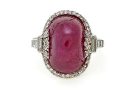 Bague Art Déco platine ornée d'un cabochon de rubis birman de 15.687 carats, non chauffé selon le ra