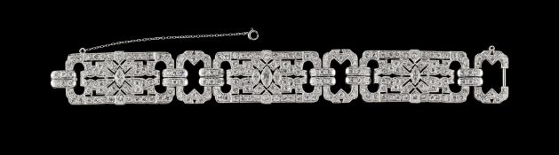 Bracelet Art Déco platine formé de trois éléments ajourés à bordure millegrain pavés de diamants tai