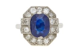 Bague Art Déco platine sertie d'un saphir de 3.270 cts, non chauffé, entouré de diamants taille anci