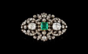 Broche XIXe s., or et argent ajouré sertie d'une émeraude carrée à pans coupés entourée de diamants