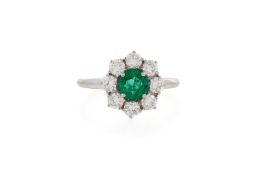 Bague or gris 750 sertie d'une émeraude entourée de diamants taille brillant, doigt 52-12