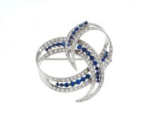 Broche ruban or gris 750 sertie de lignes de saphirs et de diamants taille 8/8, h. 3.8 cm, 14g