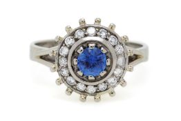 Bague or gris 750 sertie d'un saphir entouré de diamants taille brillant, doigt 57-17, 5g