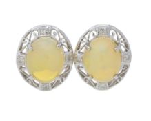 Paire de clous d'oreilles or gris 750 ajouré ornés d'opales entourées de diamants taille brillant, h