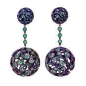 Vanessa Martinelli, attribué à, paire de pendants d'oreilles en titane et or gris 750 formés d'éléme