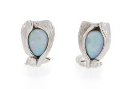 Paire de boucles d'oreilles or gris 750 effet écorce enserrant des opales blanches et des diamants t