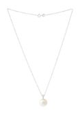 Mikimoto, pendentif or gris 750 retenant une perle de culture blanche, sur sa chaîne or gris 750 à m
