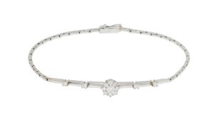 Bracelet or gris 750, le centre rigide serti de diamants taille brillant, circ. 16.8 cm, 6g