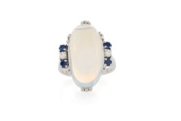 Bague or gris 750 sertie d'un cabochon de pierre de lune épaulé de saphirs et de diamants taille bri