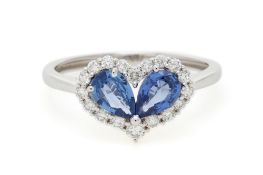 Bague or gris 750 sertie saphirs taille goutte entourés de diamants taille brillant formant un cœur,