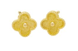 Van Cleef & Arpels, Alhambra, paire de clips d'oreilles or 750 texturé, signés, numérotés, h. 1.4 cm