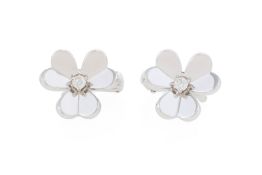 Van Cleef & Arpels, Frivole, paire dee boucles d'oreilles fleurs or gris 750 serties de diamants tai