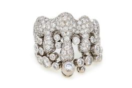 Dior, bague en or gris 750 stylisant un décor gelé entièrement pavé de diamants taille brillant, sig