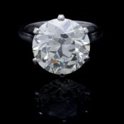 Solitaire platine sertie d'un diamant taille old european (env. 6.1 cts), doigt 48-8