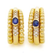 Piaget, Possession, paire de clips d'oreilles or 750 sertis de saphirs ovales épaulés de diamants ta