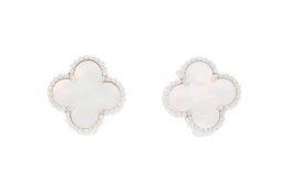 Van Cleef & Arpels, Alhambra, paire de boucles d'oreilles or 750 ornées de plaques de nacre, signées