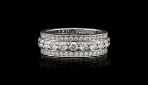 Van Cleef & Arpels, Enlacement, anneau rivière platine serti de trois rangées de diamants taille bri