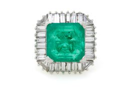 Bague platine sertie d'une émeraude colombienne carrée à pans coupés de 11.64 carats, traitement min