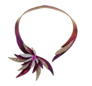 Adler, Purple diva, collier tour de cou rigide titane brossé et or gris 750 serti d'un saphir rose (