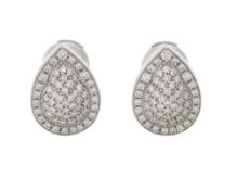 Piaget, paire de clous d'oreilles piriformes or gris 750 pavés de diamants taille brillant, signés,