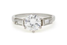 Bague platine sertie d'un diamant taille brillant (env. 1.60 ct) épaulé de diamants taille baguette,