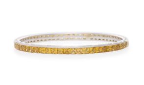 Adler, bracelet rivière rigide or gris 750 serti de saphirs jaune taille princesse, les tranches ser