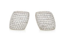 Vhernier, Plateau, paire de boucles d'oreilles bombés or gris 750 pavés de diamants taille brillant,
