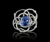 Bague fleur or gris 750 sertie d'un saphir taille ovale non chauffé de 7.96 carats selon brief repor