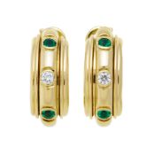 Piaget, paire de clips d'oreilles or 750 ornés d'éléments mobiles sertis d'émeraudes et de diamants