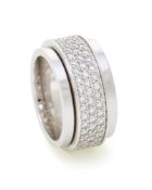 Piaget, Possession, bague or gris 750 anneau central mobile serti de diamants taille brillant, signé