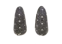 Paire de boucles d'oreilles créoles or 750 noirci pavées de diamants noirs taille rond parsemés de d