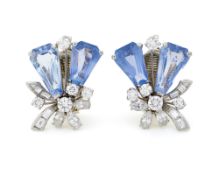 Paire de clips d'oreilles or gris 585 et platine sertis de saphirs taille trapèze à pans coupés surm