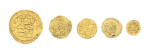 5 petites monnaies en or du monde islamique, diam. 0,96 à 2,1 cm, 0,2 à 3,9 g. Poids total : 6,9 g.