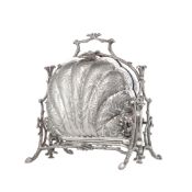 Boîte à biscuit coquille en métal argenté anglais, à décor gravé de feuillage, gravé d'un monogramme