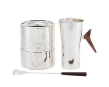 Ensemble de 3 pièces en métal argenté, XXe s., comprenant: 1 seau à bouteille Christofle et 1 pichet