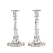 Paire de flambeaux en métal argenté, XXe s., à la base quadrilobée à décor de fleurs et filets, le f